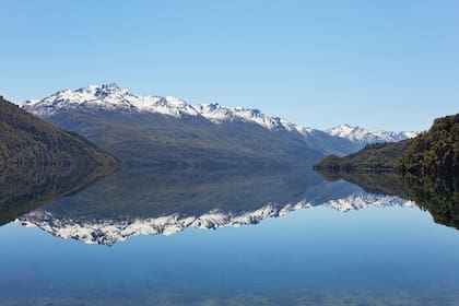 Los picos nevados de los Andes reflejados en el Lago Rivadavia, Parque Nacional Los Alerces - © Nicholas Tinelli / Argentina Photo Workshops