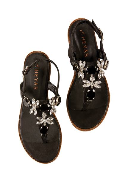 Los pies al aire se llevan mejor con la delicadeza de estas piedras