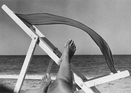 Los pies de Facio apoyados en una reposera, frente al mar de Punta del Este, en el verano de 2001