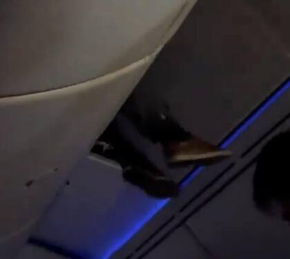 Los pies del hombre que quedó atascado durante una turbulencia en un vuelo de Air europa.