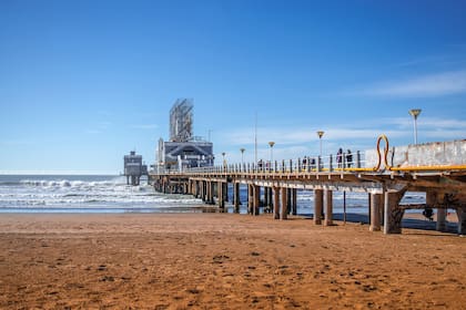 Los pilotes más lejanos miden hasta 16 metros de alto para resistir el oleaje y los embates del clima