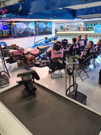 Los pilotos de Alpine con el auto de Colapinto tras el abandono en Silverstone