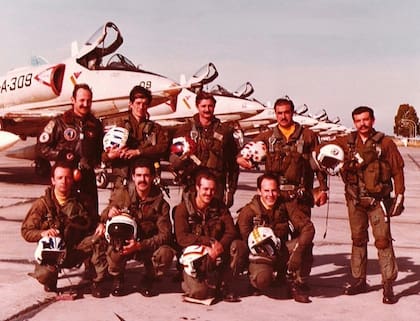 Los pilotos de la escuadrilla en 1980, cuando todavía volaban los Douglas A-4 Skyhawk; Colombo es el tercero de la hilera de arriba