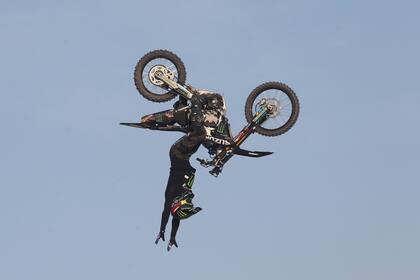 Los pilotos de motos hicieron acrobacias en el aire y Bj Baldwin hizo una gran demostración con su camión de 900 caballos de fuera