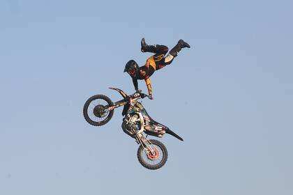 Los pilotos de motos hicieron acrobacias en el aire y Bj Baldwin hizo una gran demostración con su camión de 900 caballos de fuera