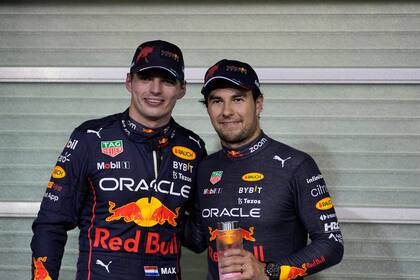 Los pilotos de Red Bull, el holandés Max Verstappen, izquierda, y el mexicano Sergio "Checo" Pérez, luego de la clasificación para el Gran Premio de Abu Dabi de la Fórmula 1 (AP Foto/Kamran Jebreili, Pool)