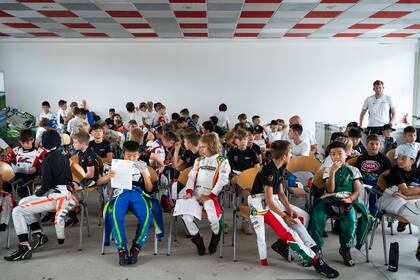 Los pilotos del mañana durante una reunión informativa en el circuito de la ciudad de Brescia, en Italia