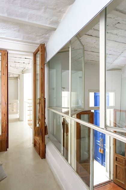 Los pisos de la nueva planta alta son de hormigón alisado claro, que −junto con las paredes y el cielo raso blancos− potencian la luminosidad.