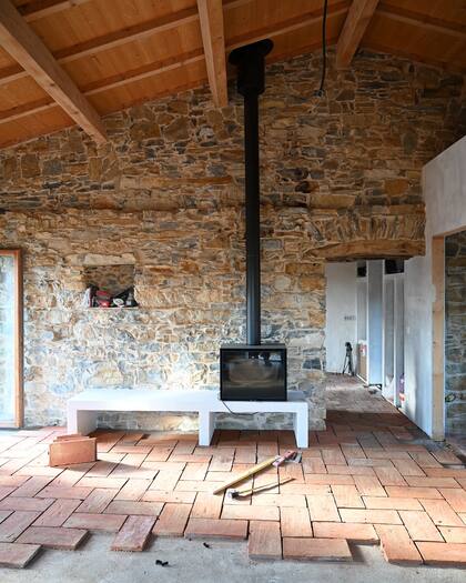 Los pisos de ladrillos de terracota proporcionan un aspecto rústico a la casa