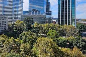 Venden cuatro pisos de una emblemática torre porteña