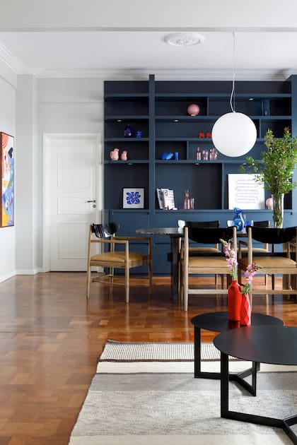 Los pisos originales se conservaron porque estaban en perfecto estado y el espacio que quedó al demoler la pared se cubrió con una franja hecha de manera artesanal.