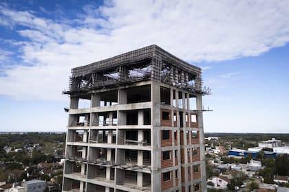 Los pisos superiores del edificio dejan ver el interior sin terminaciones ni cerramientos