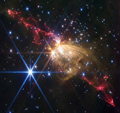 Los planetas fuera del sistema solar se identifican también mediante métodos indirectos, como el tránsito, que consiste en registrar la caída temporal del brillo de un astro cuando un planeta lo atraviesa en su órbita