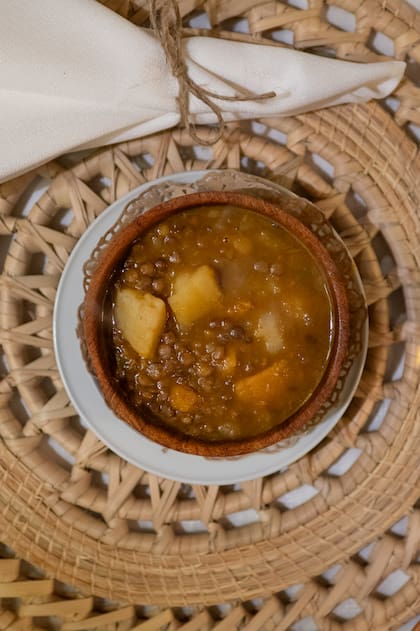 Los platos, bien criollos y abundantes, son preparados por el cocinero estrella, Carlitos