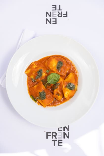 Los platos de Enfrente apuestan a la simpleza y la abundancia, con impronta rioplatense