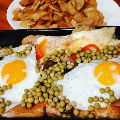 Los platos de la fonda, abundantes y caseros.