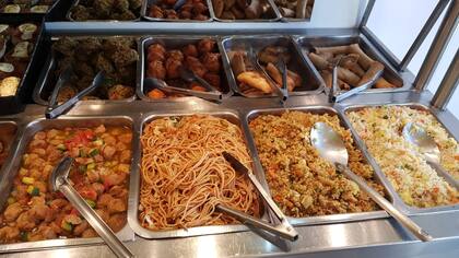 Los platos de la rotisería incluyen hamburguesas de soja, tortillas y una gran variedad de ensaldas