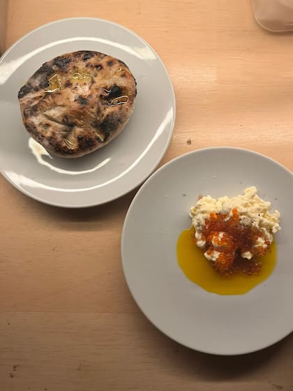 Los platos de NESS se terminan y se emplatan en grandes mesones dentro del salón, junto al fuego y frente a los comensales, en un espacio sin divisiones entre cocina y sala