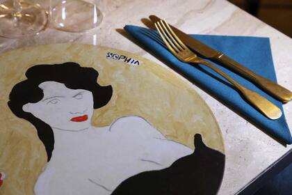 Los platos de sitio son ilustraciones del artista napolitano Ernesto Tatafiore
