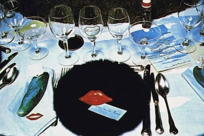 Los platos estaban cubiertos por una piel negra, y el menú tenía nombres tan surrealistas como la propia fiesta