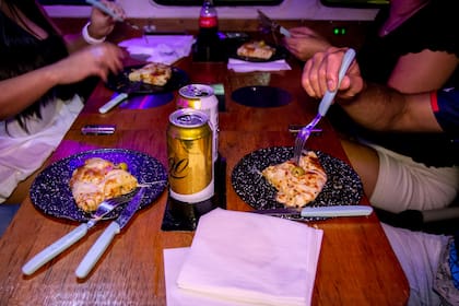 Los platos están imantados para que no se muevan ni se caigan mientras la combi está en marcha.