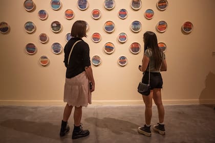 Los platos pintados en Belleza y Felicidad Fiorito, que se usaron en restaurantes gratuitos