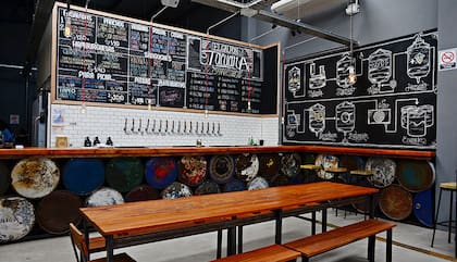 Una de las cervecerías más reconocidas de la escena, El Galpón de Tacuara ofrece acompañar sus "elixires" con platos contundentes