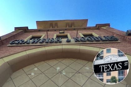 Los platos Viet-Cajun de Crawfish & Noodles combinan lo mejor de la cocina cajún y vietnamita, haciendo de este restaurante un ícono del barrio