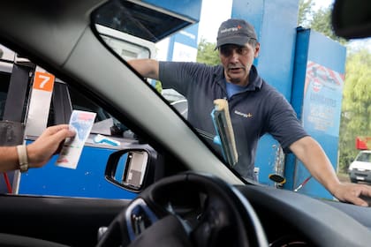 Los playeros de estaciones de servicio suelen recibir propina cuando brindan un servicio extra, pero sienten los efectos de la crisis