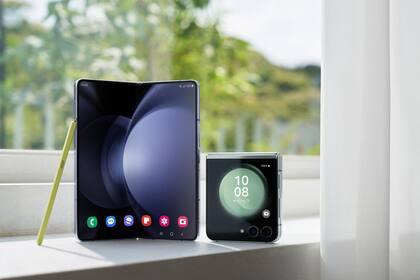 Los plegables ofrecen dos pantallas y la posibilidad de reducir su tamaño a la mitad (a expensas de duplicar su grosor). En la imagen los Galaxy Z Fold 5 y Z Flip 5