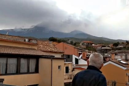 Los pobladores observan el volcán Etna