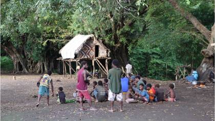 Los pobladores viven en casas tradicionales en la selva de Tanna.