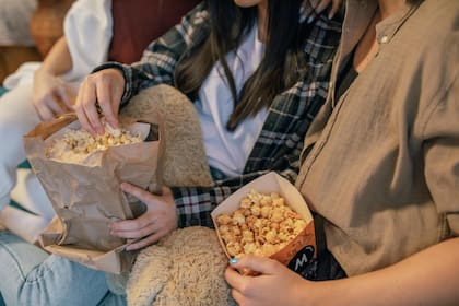 Los pochoclos pueden consumirse solos o condimentados con sal, manteca, azúcar o caramelo (Foto de carácter ilustrativo: PEXELS)