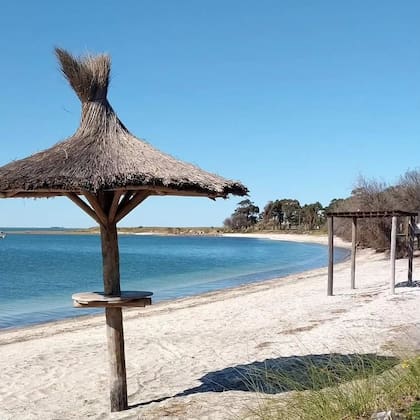 Los Pocitos es famoso en la provincia de Buenos Aires por la playa de arena blanca y agua turquesa