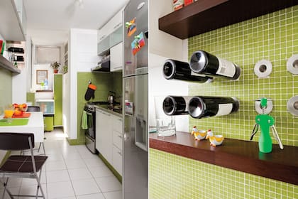 Los pocos metros no son una excusa para disfrutar. En esta cocina de 13m2 se incorporó una mesa flotante y sillas plegables, para guardar cuando no se utilizan