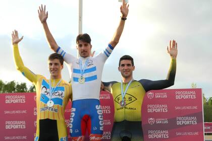 Los podios, una costumbre en la carrera de Suárez como ciclista, que ahora se dedica a lavar coches en su casa; "por suerte, está yéndome muy bien", cuenta Suárez.