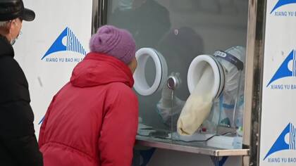 Los polémicos hisopados anales de China para detectar coronavirus causaron tensión con Japón