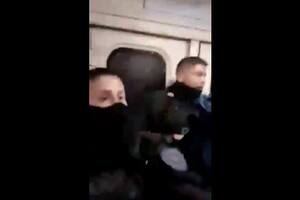 El momento en que dos policías fueron atacados por pasajeros en un vagón de tren