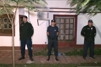 Los policías custodiando la casa de la pareja detenida por el caso de Loan 