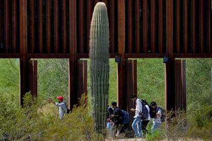 Los policías de Arizona podrán arrestar sospechosos de inmigración ilegal con esta medida (AP Foto/Matt York, archivo)