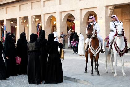 Los policías de Qatar montan sus caballos vestidos con su ropa tradicional, llamada dishdasha