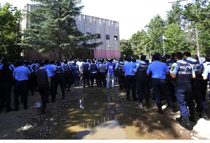 Los policías decidieron acuartelarse por un reclamo salarial