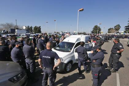 Los policías en Puente 12 mientras escuchan el discurso de Axel Kicillof