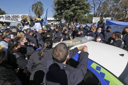 Los policías en Puente 12 tras el anuncio de Kicillof