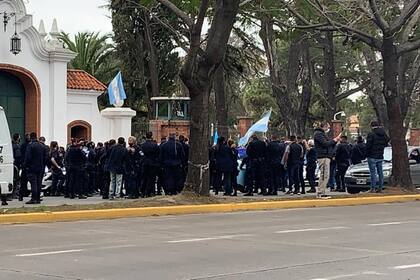 La protesta de los policías bonaerenses frente a la Quinta de Olivos
