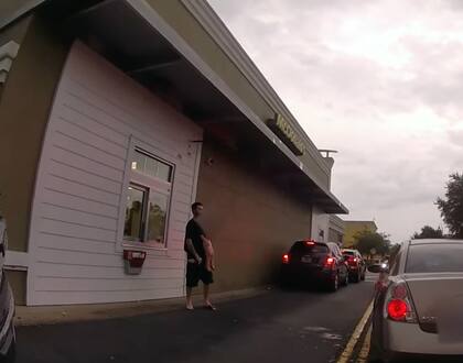 Los policías lo acorralaron en el estacionamiento de un McDonald's, específicamente en el área de autoservicio