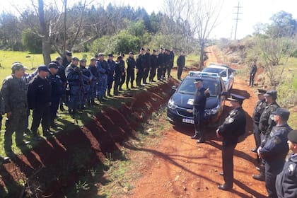 Los policías que atraparon a Carlos Eduardo Reinicke en El Soberbio, Misiones, tras el asalto comando a la cárcel de Oberá