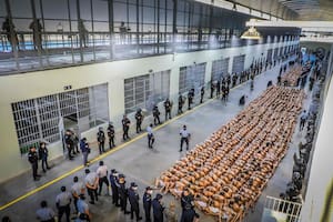 En su lucha contra los pandilleros, Bukele inauguró en El Salvador la cárcel más grande de América