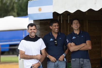 Los polistas Facundo Sola, Marcos Di Paola (fue el coach) y Benjamín Panelo.