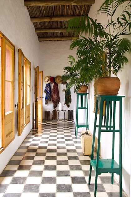 Los ponchos de lana, botas y sombreros a la entrada de la casa parecen decorativos, pero se usan a diario para cabalgatas y entrenamientos